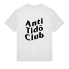 Vit SSU t-shirt med stort svart tryck Anti Tidö Club på ryggen – politisk merch mot Tidöavtalet, Moderaterna, Liberalerna, Sverigedemokraterna och Kristdemokraterna
