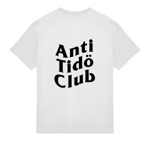 Vit SSU t-shirt med stort svart tryck Anti Tidö Club på ryggen – politisk merch mot Tidöavtalet, Moderaterna, Liberalerna, Sverigedemokraterna och Kristdemokraterna