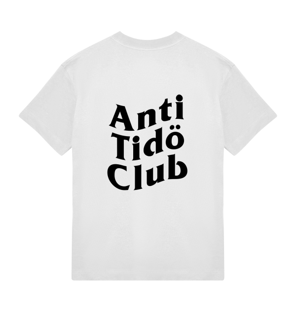 Vit SSU t-shirt med stort svart tryck Anti Tidö Club på ryggen – politisk merch mot Tidöavtalet, Moderaterna, Liberalerna, Sverigedemokraterna och Kristdemokraterna